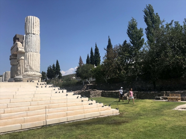 Apollon Tapınağı basamaklarına 73 'mitolojik fare' yerleştirildi